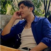 Estudiante de psicología, con carrera técnica en sobrecargo de aviación